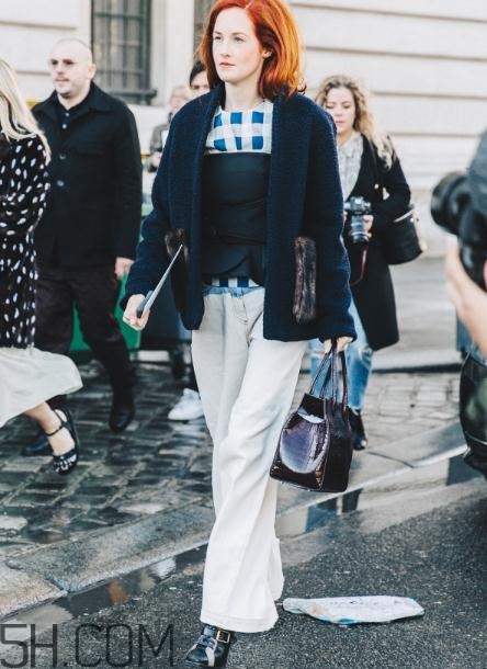 白色喇叭褲搭什么上衣？白色喇叭褲搭配圖片