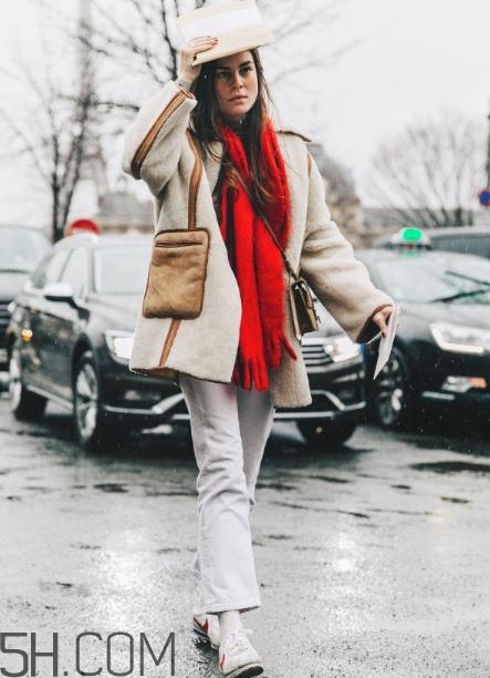 白色喇叭褲搭什么上衣？白色喇叭褲搭配圖片