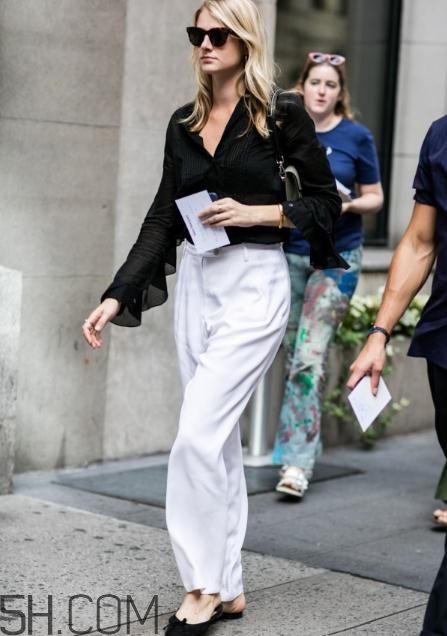 白色喇叭褲搭什么上衣？白色喇叭褲搭配圖片