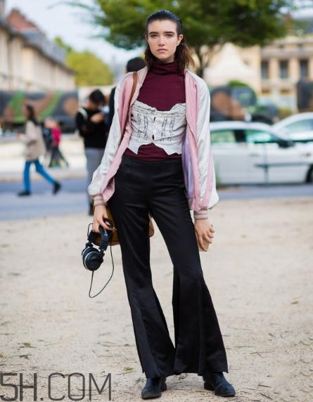 黑色喇叭褲搭什么上衣？黑色喇叭褲搭配上衣圖片