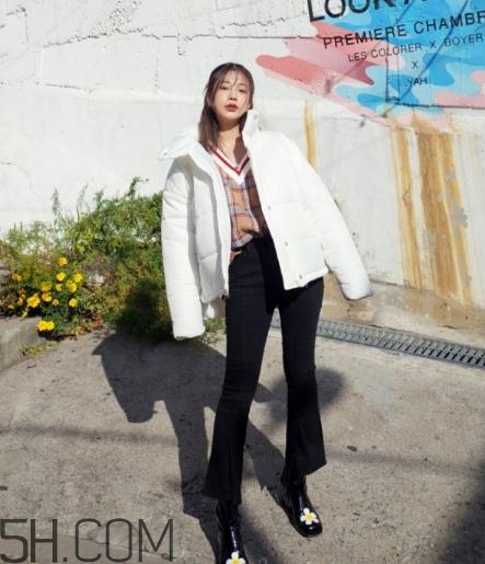 喇叭褲搭配羽絨服好看嗎？喇叭褲搭配羽絨服圖片