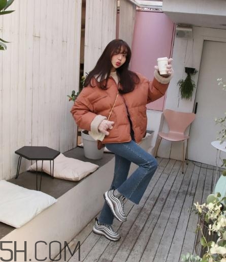 喇叭褲搭配羽絨服好看嗎？喇叭褲搭配羽絨服圖片