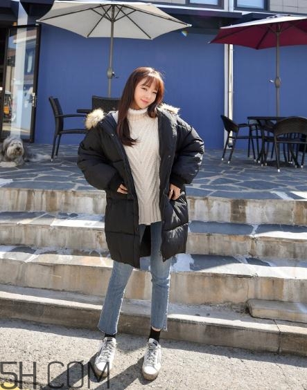 喇叭褲搭配羽絨服好看嗎？喇叭褲搭配羽絨服圖片