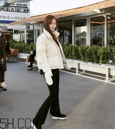 喇叭褲搭配羽絨服好看嗎？喇叭褲搭配羽絨服圖片