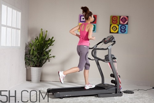 跑步機(jī)和戶外跑步哪個(gè)效果好？跑步機(jī)和戶外跑步有什么區(qū)別？