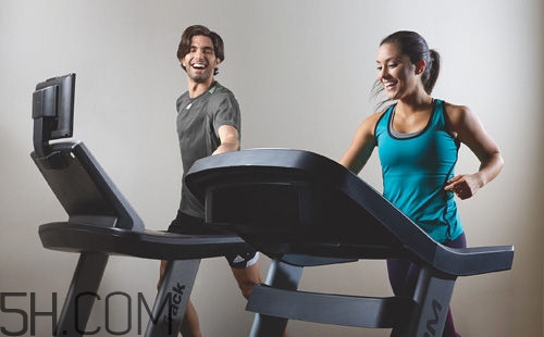 跑步機(jī)和戶外跑步哪個(gè)效果好？跑步機(jī)和戶外跑步有什么區(qū)別？