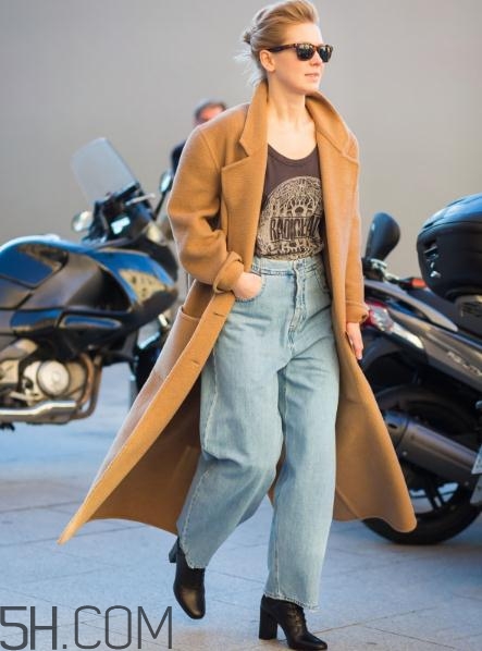 牛仔闊腿褲冬天怎么搭配？冬天牛仔闊腿褲搭配圖