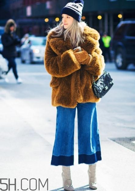 牛仔闊腿褲冬天怎么搭配？冬天牛仔闊腿褲搭配圖