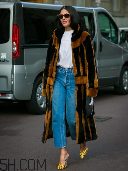 牛仔闊腿褲冬天怎么搭配？冬天牛仔闊腿褲搭配圖