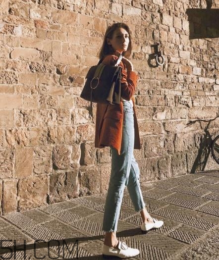 焦糖色上衣配什么褲子？焦糖色上衣搭配褲子圖片