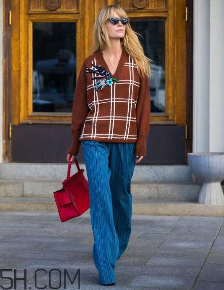 焦糖色上衣配什么褲子？焦糖色上衣搭配褲子圖片