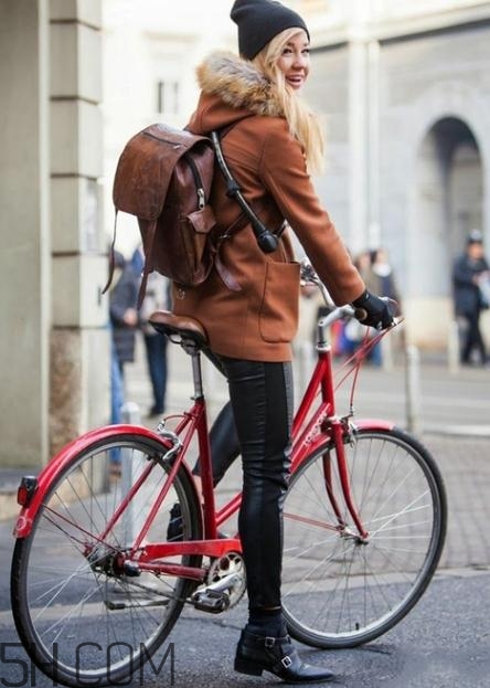 焦糖色上衣配什么褲子？焦糖色上衣搭配褲子圖片