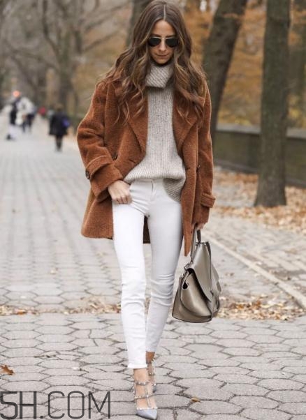 焦糖色上衣配什么褲子？焦糖色上衣搭配褲子圖片