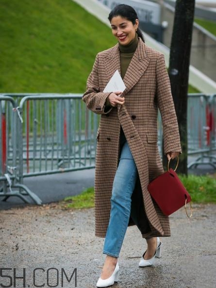 冬天牛仔褲配什么上衣？冬天穿牛仔褲怎么搭配？