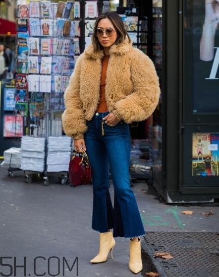 冬天牛仔褲配什么上衣？冬天穿牛仔褲怎么搭配？