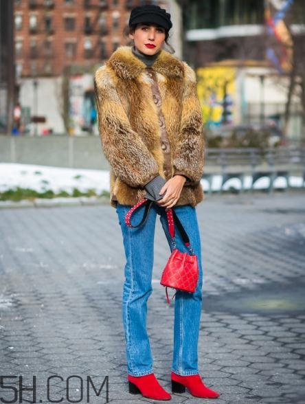 冬天牛仔褲配什么上衣？冬天穿牛仔褲怎么搭配？