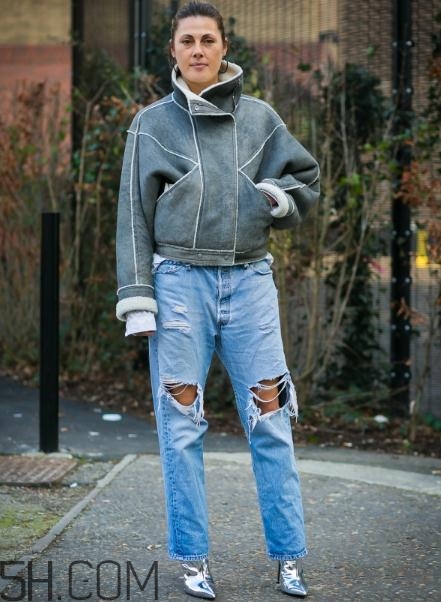 冬天牛仔褲配什么上衣？冬天穿牛仔褲怎么搭配？