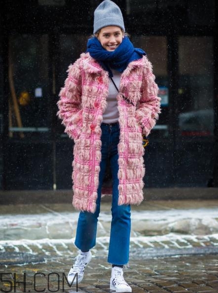 冬天牛仔褲配什么上衣？冬天穿牛仔褲怎么搭配？