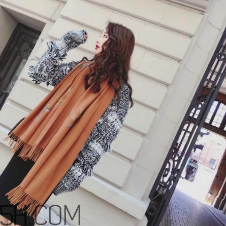 焦糖色圍巾配什么顏色衣服？焦糖色圍巾搭配圖片