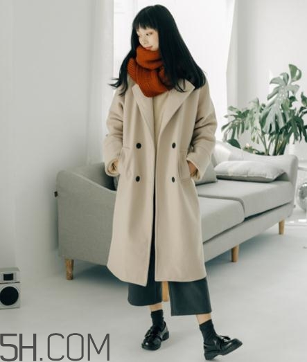 焦糖色圍巾配什么顏色衣服？焦糖色圍巾搭配圖片