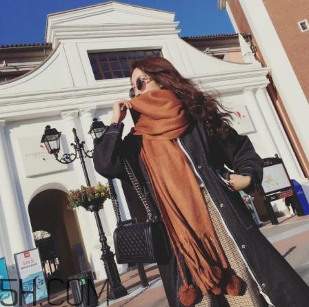 焦糖色圍巾配什么顏色衣服？焦糖色圍巾搭配圖片