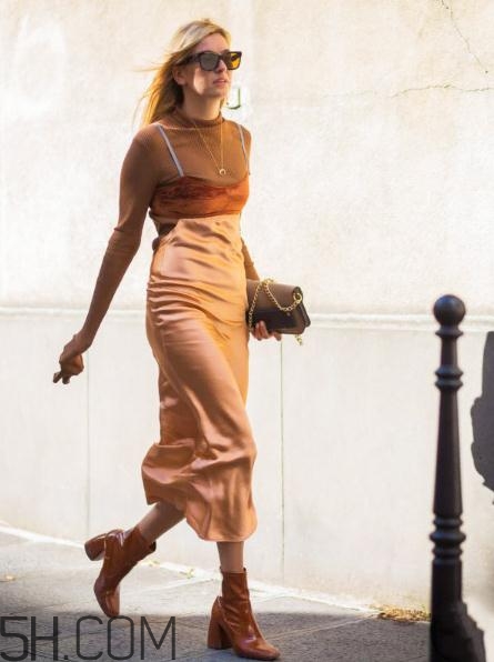 焦糖色鞋子配什么衣服？焦糖色鞋子搭配圖片