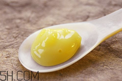 蜂王漿的營(yíng)養(yǎng)成分有哪些？怎么辨別真假蜂王漿？