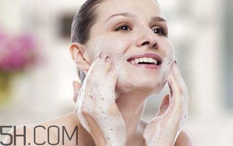 睡前洗臉的好處有哪些？早上不洗臉的好處有哪些？