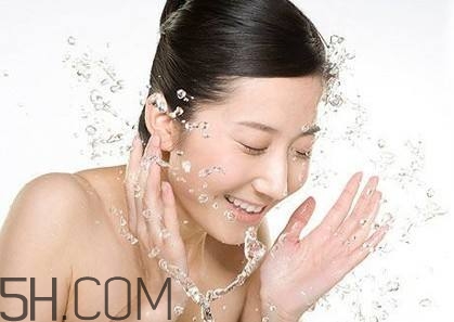 睡前洗臉的好處有哪些？早上不洗臉的好處有哪些？