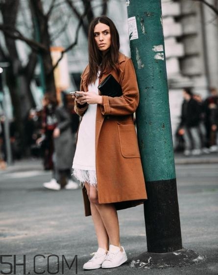 焦糖色大衣配什么鞋子？焦糖色大衣搭配鞋子圖片