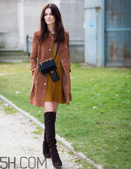 焦糖色大衣配什么鞋子？焦糖色大衣搭配鞋子圖片