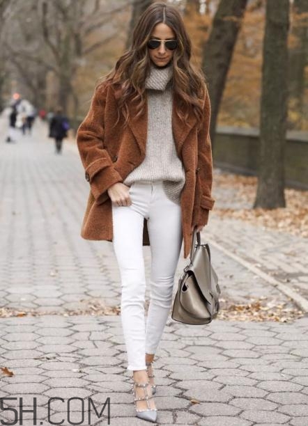 焦糖色大衣配什么鞋子？焦糖色大衣搭配鞋子圖片