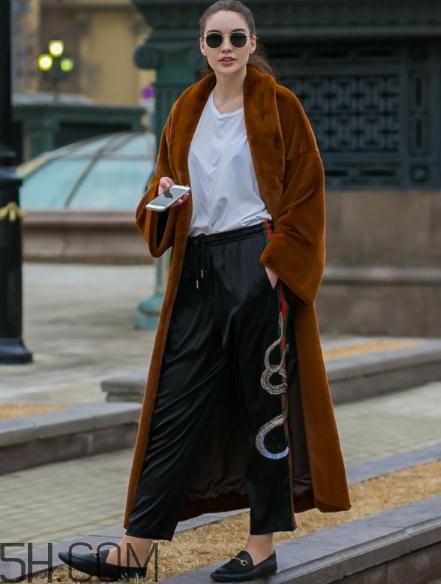 焦糖色大衣配什么鞋子？焦糖色大衣搭配鞋子圖片