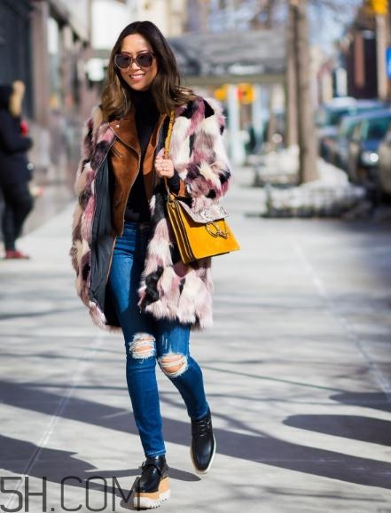 冬天破洞牛仔褲怎么搭配？破洞牛仔褲冬天怎么穿？