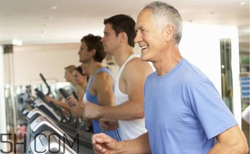 跑步機(jī)適合老年人嗎？老年人跑步有什么好處呢？