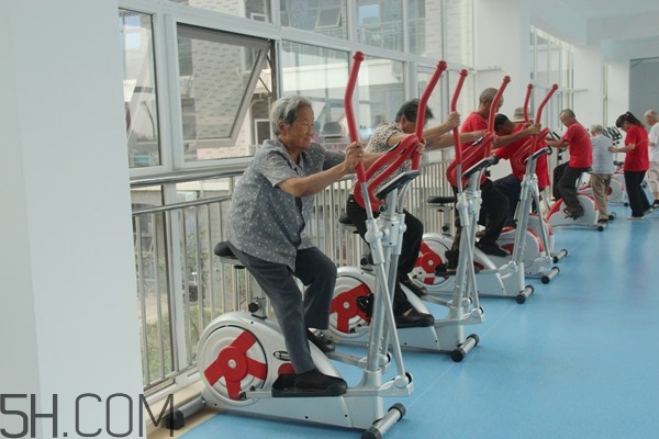 跑步機(jī)適合老年人嗎？老年人跑步有什么好處呢？