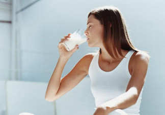 成人為什么也要喝奶粉？成人喝奶粉的好處有哪些？