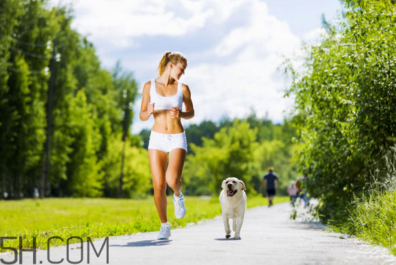 慢跑和快走哪個減肥效果更好？長期慢跑的好處有哪些？