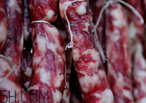 廣式臘腸為什么是紅色的 廣式香腸是紅色的怎么做的 廣式臘腸為什么是紅色的 廣式香腸是紅色的怎么做的