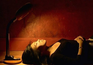 睡覺不關(guān)燈的危害有哪些？如何正確的睡個美容覺？