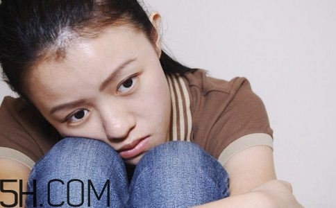 焦慮癥的表現(xiàn)是怎樣的？焦慮癥對(duì)身體有什么危害？