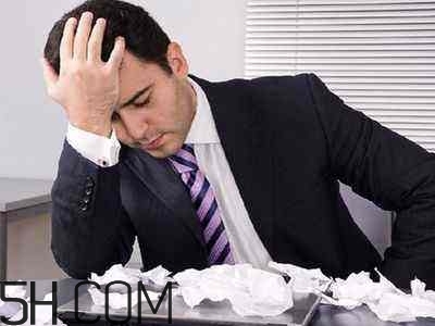 焦慮癥的表現(xiàn)是怎樣的？焦慮癥對(duì)身體有什么危害？