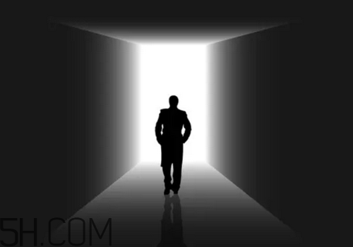 焦慮癥會(huì)引發(fā)哪些并發(fā)癥？焦慮癥會(huì)引發(fā)哪些身體疾?。?></center><p>腸胃問題</p><p>焦慮癥還會(huì)引發(fā)胃腸系統(tǒng)疾病，處在長期焦慮的環(huán)境中，對(duì)飲食的需求和吸收能力都會(huì)有巨大削弱。可能引起胃腸官能癥、胃腸功能障礙等。</p><p>再加上面對(duì)焦慮時(shí)，通常人會(huì)自然的選擇逃離環(huán)境，所以可以看到很多人在不適應(yīng)環(huán)境時(shí)，經(jīng)常會(huì)借以“尿遁”，其實(shí)這并非說謊，具有焦慮屬性的人真的會(huì)通過焦慮自動(dòng)調(diào)節(jié)內(nèi)分泌系統(tǒng)，學(xué)名稱為植物神經(jīng)紊亂。</p><p>性功能受損</p><p>長時(shí)間的焦慮會(huì)影響身體的新陳代謝變化，其中自然包括性功能。</p><p>再加上焦慮癥患者本身比較敏感，遇到事情容易胡思亂想，內(nèi)心恐懼，容易緊張，因此在性生活時(shí)，常因?yàn)檫^于緊張降低質(zhì)量。從而出現(xiàn)性功能減退、部分會(huì)出現(xiàn)性功能障礙。</p><center><img src=