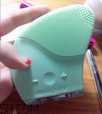 悅詩風(fēng)吟潔面儀和露娜哪個好用_差別大嗎？