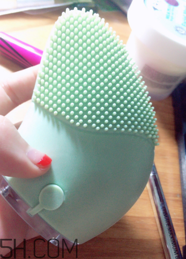 悅詩風(fēng)吟潔面儀和露娜哪個好用_差別大嗎？