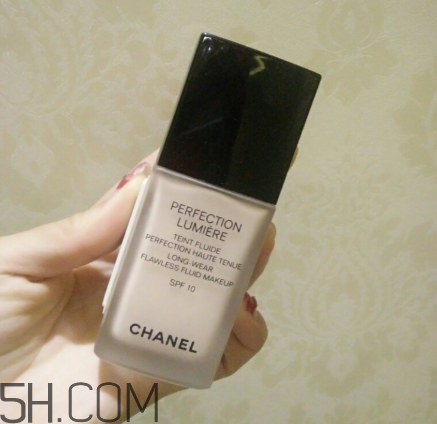 香奈兒粉底液和阿瑪尼大師粉底液對(duì)比 香奈兒12號(hào)粉底液好用嗎 香奈兒粉底液和阿瑪尼大師粉底液對(duì)比 香奈兒12號(hào)粉底液好用嗎