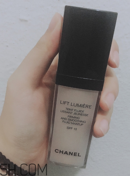 香奈兒光彩水潤(rùn)粉底液好用嗎？香奈兒粉底液使用感