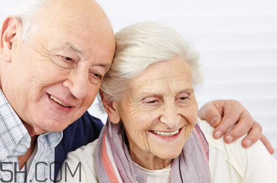 判斷身體健康的標(biāo)準(zhǔn)有哪些？哪些身體癥狀暗示身體疾?。?></p><p>4.起床后身體浮腫時(shí)間過長(zhǎng)</p><p>人在起床后身體總會(huì)浮腫一段時(shí)間，但是正常人身體出現(xiàn)浮腫幾分鐘就會(huì)消失。如果在起床后20分鐘發(fā)現(xiàn)浮腫還沒有消失，那可就要注意了，因?yàn)檫@很有可能是腎臟或者心臟存在健康隱患。因?yàn)槟I臟負(fù)責(zé)調(diào)節(jié)身體內(nèi)部的水分，心臟負(fù)責(zé)輸送血液，而浮腫多是因?yàn)檠夯蛘唧w內(nèi)水分出現(xiàn)問題所導(dǎo)致的，腎臟和心臟如果存在健康隱患，或者已經(jīng)患上疾病，便會(huì)導(dǎo)致腹中長(zhǎng)時(shí)間不消失。</p><p>5.總是感到口渴</p><p>總是感覺口渴，當(dāng)出現(xiàn)這種情況時(shí)，最好查一查是否是糖尿病所導(dǎo)致的。要知道糖尿病又叫作消渴癥，其中有一個(gè)特征便是人總是會(huì)感覺到口渴，總是口渴這一點(diǎn)要注意。</p><p>6.口臭持續(xù)時(shí)間長(zhǎng)</p><p>口臭持續(xù)很長(zhǎng)時(shí)間同樣也是疾病所導(dǎo)致的。長(zhǎng)時(shí)間的口臭多是因?yàn)槟c胃問題所導(dǎo)致的。因?yàn)槟c病、胃病會(huì)導(dǎo)致體內(nèi)細(xì)菌增多，還會(huì)讓體內(nèi)和沼氣池一樣，臭氣上涌便會(huì)出現(xiàn)口臭這種情況。因此，口臭長(zhǎng)時(shí)間不散，最好檢查一下腸胃，這樣便可以避免腸胃損傷加重的情況。</p><h3>每天做六件事讓身體健康</h3><p>每天多吃幾樣蔬菜</p><p>中國(guó)營(yíng)養(yǎng)學(xué)會(huì)推薦每天每人應(yīng)該吃400-500克，這數(shù)字是絕大多數(shù)人都達(dá)不到的。而在每天進(jìn)食的蔬菜中，綠色蔬菜應(yīng)占一半，建議每天調(diào)換蔬菜的品種，也可以多吃富含多種礦物質(zhì)、維生素等營(yíng)養(yǎng)成分的深綠色、紅色、橘紅色、紫紅色蔬菜等。</p><p>午睡30分鐘</p><p>所謂“中午不睡，下午崩潰”，外國(guó)有研究表明，午睡能增強(qiáng)記憶力和緩解壓力，20-30分鐘是最佳午睡時(shí)間，不但可以保持下午的精力，也不會(huì)影響夜晚的睡眠。</p><p style=