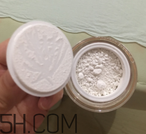 歐詩(shī)漫珍珠粉如何判真假？歐詩(shī)漫珍珠粉為什么有結(jié)塊？