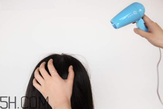 水波紋卷發(fā)棒操作方法視頻教程 水波紋卷發(fā)棒操作方法視頻教程